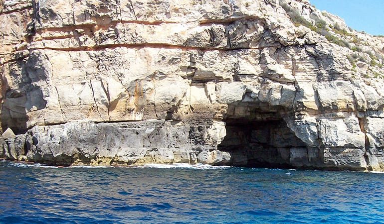 Felsenhöhle am Meer